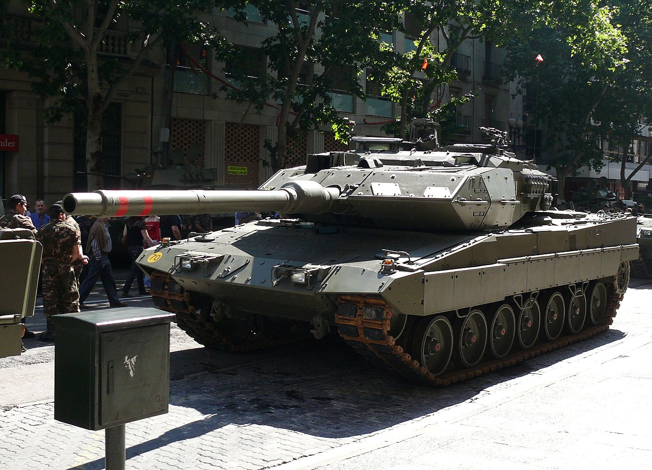 High-tech Leopard 2E: What tank was shown in Zaragoza?