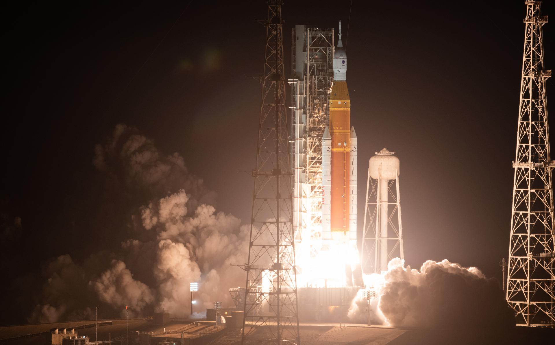 Les Américains risquent de ne pas se poser sur la Lune en 2025 en raison de problèmes liés aux combinaisons spatiales et au module d'atterrissage de SpaceX