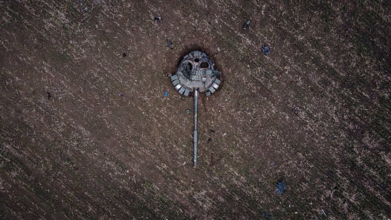 Ці фото знищенного танка окупантів поширюються в соцмережах, вони виглядають як твори фотомистецтва