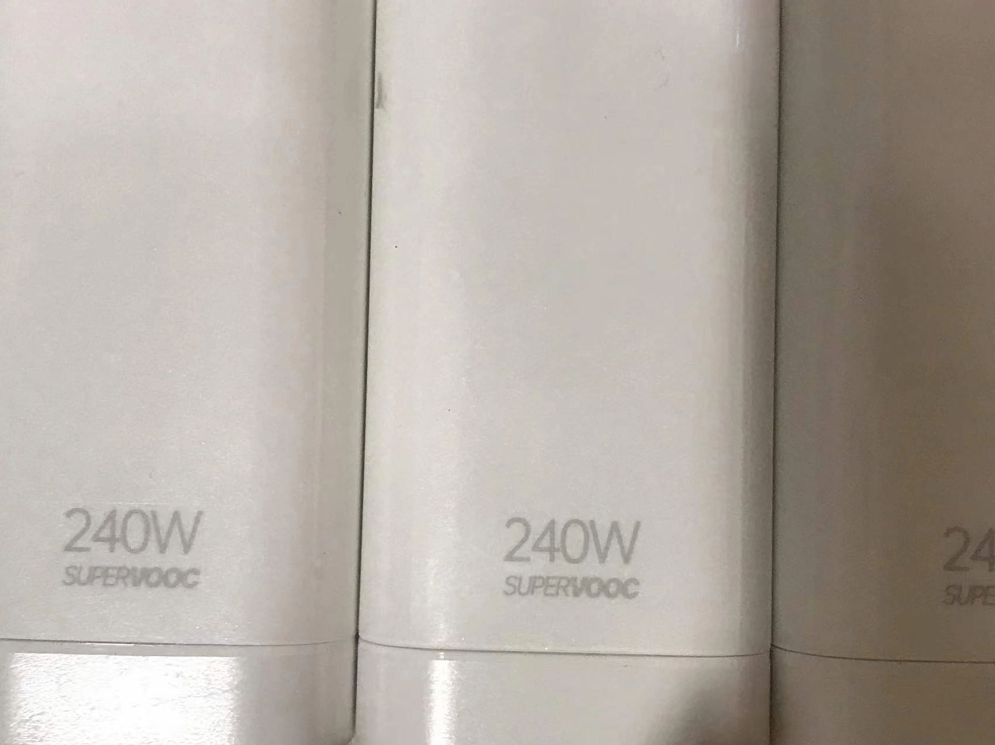 Insider published photos of 240W charger: it will be the first to get realme GT Neo 5