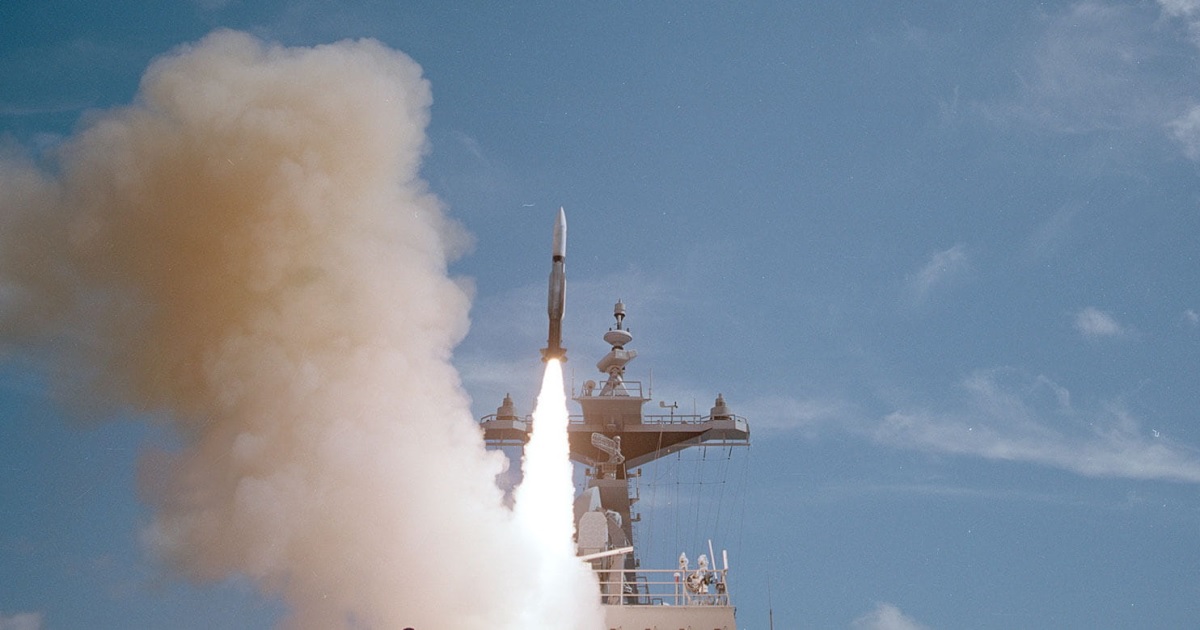 Le destroyer américain USS Carney a utilisé des intercepteurs SM-2 pour détruire trois missiles et huit drones près du Yémen.