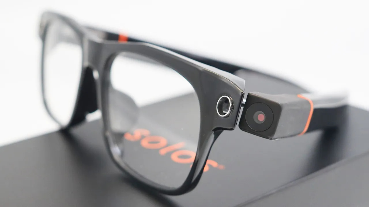 Solos AirGo Vision: smart glasses with AI support for $249
