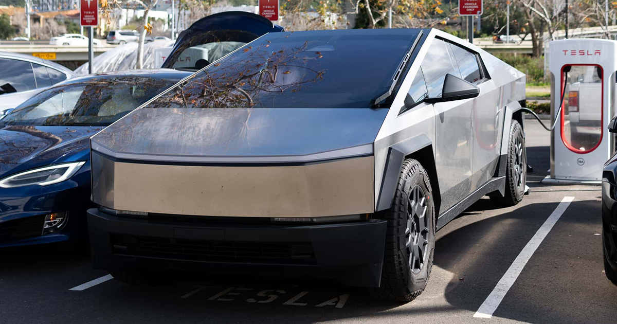 Tesla Cybertruck en action : comment la camionnette électrique se recharge à une station Supercharger