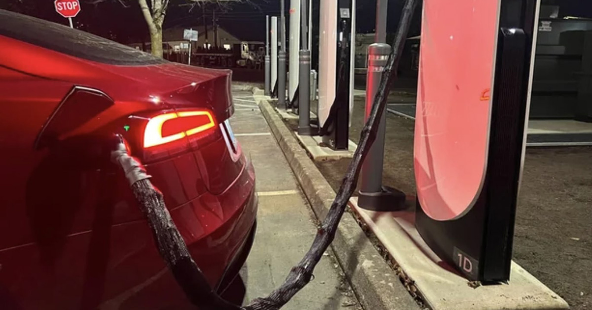 Tesla Supercharger: new vandal-proof cable protection