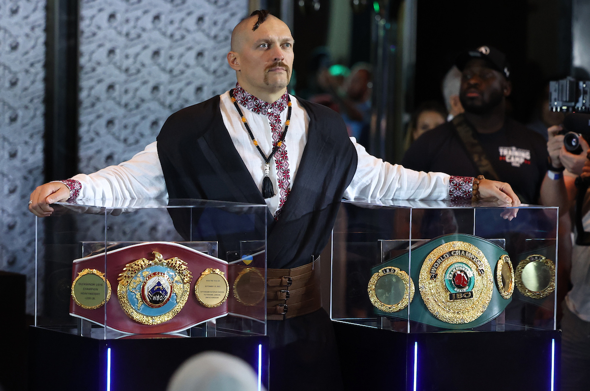 Oleksandr Usyk collecte 1 million de dollars pour l'aide à l'AFU et la monobanque tire au sort 10 000 UAH pour les dons
