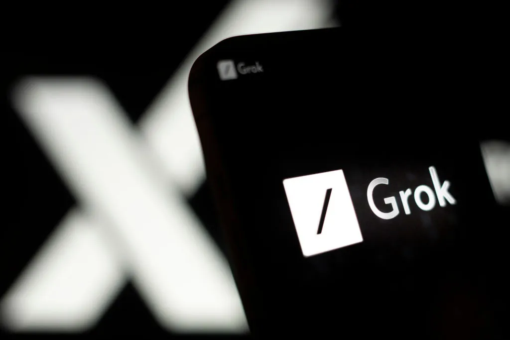 L'entreprise xAI d'Elon Musk a présenté Grok, un nouveau chatbot formé à partir des données du réseau social X, qui a surpassé ChatGPT en mathématiques et en programmation.