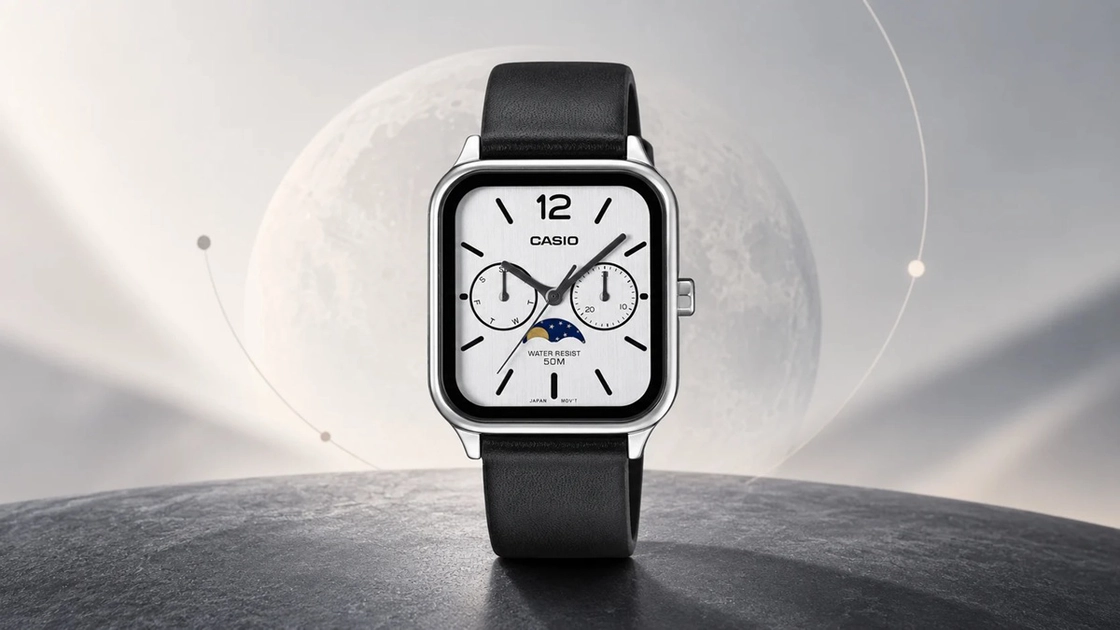 La Casio MTP-M305LC-7AV avec son boîtier rectangulaire en acier et son cadran argenté.