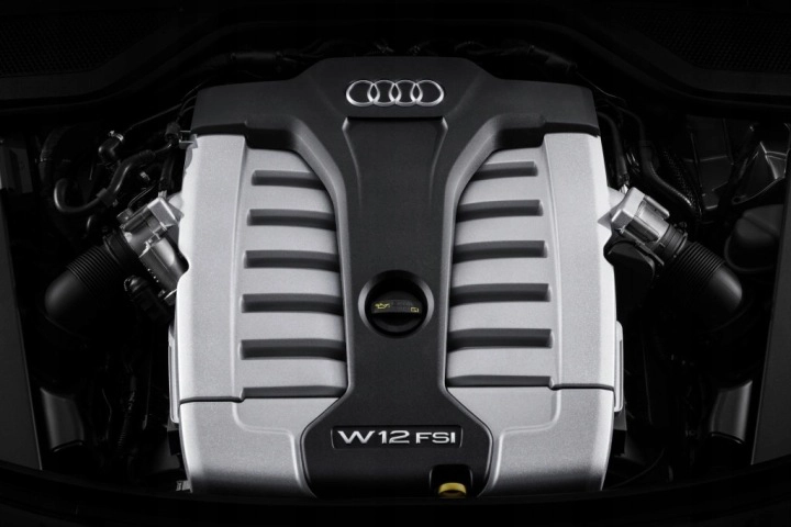 Спорткар Audi R8 V10 на треку