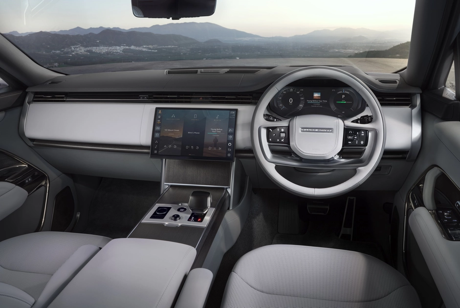 Салон Range Rover з цифровою панеллю приладів