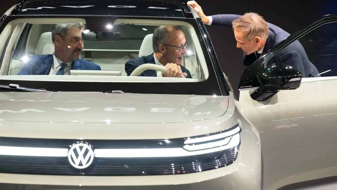 Логотип Volkswagen на скляному фасаді офісної будівлі