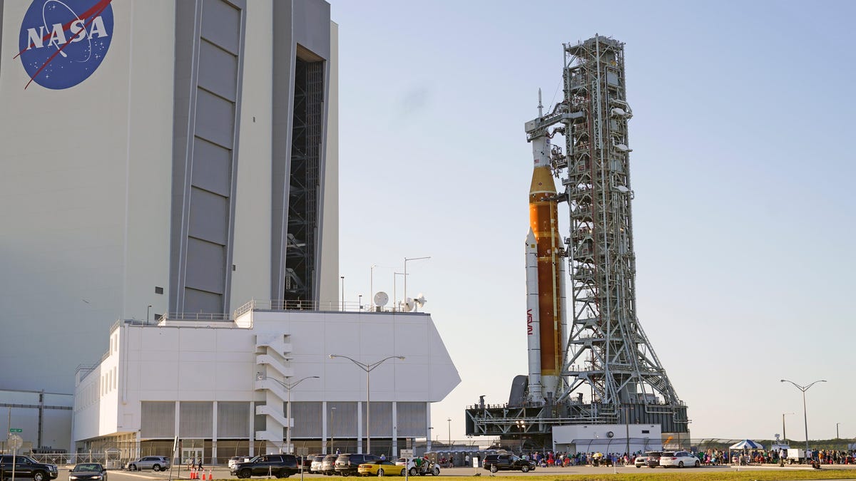 Le système de lancement spatial de la NASA sur la rampe de lancement