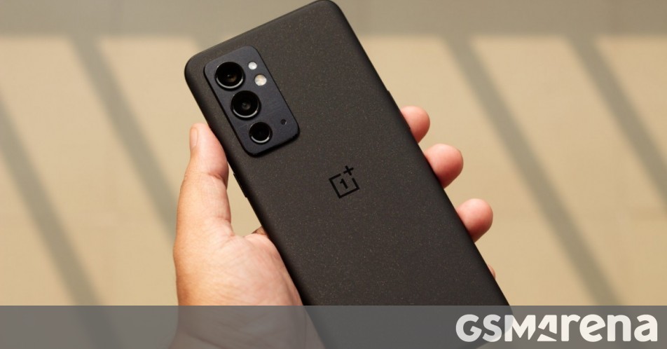 Selon les rumeurs, le OnePlus 10R laisserait tomber le curseur d'alerte et aurait centré la perforation de la caméra selfie