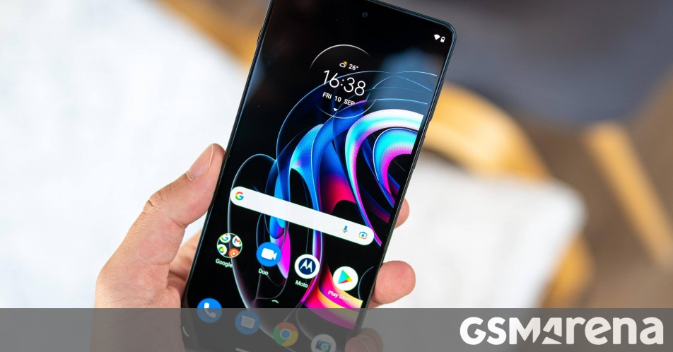 Motorola Edge 20 Pro is now starting to receive the update to Android 12