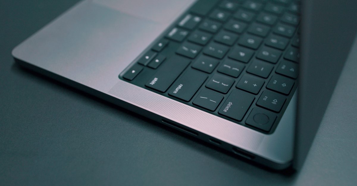 2021 MacBook Pro users complain about crackling and popping audio issues