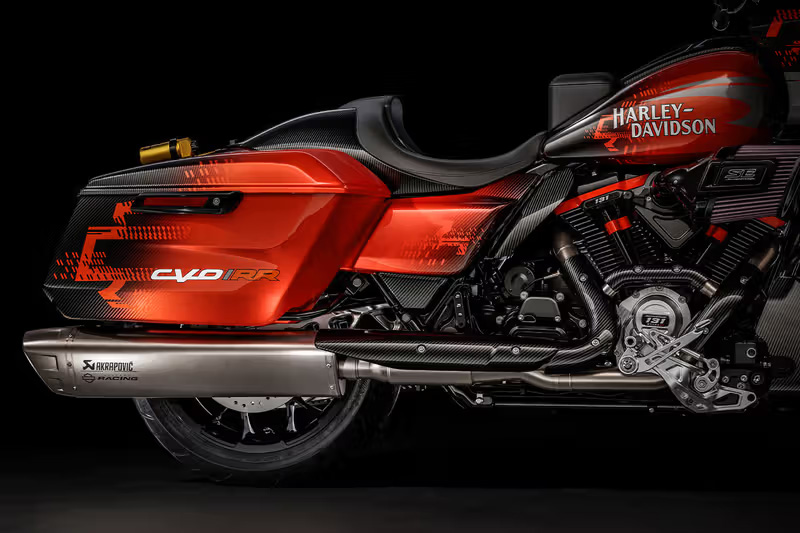 CVO Road Glide RR - вид збоку