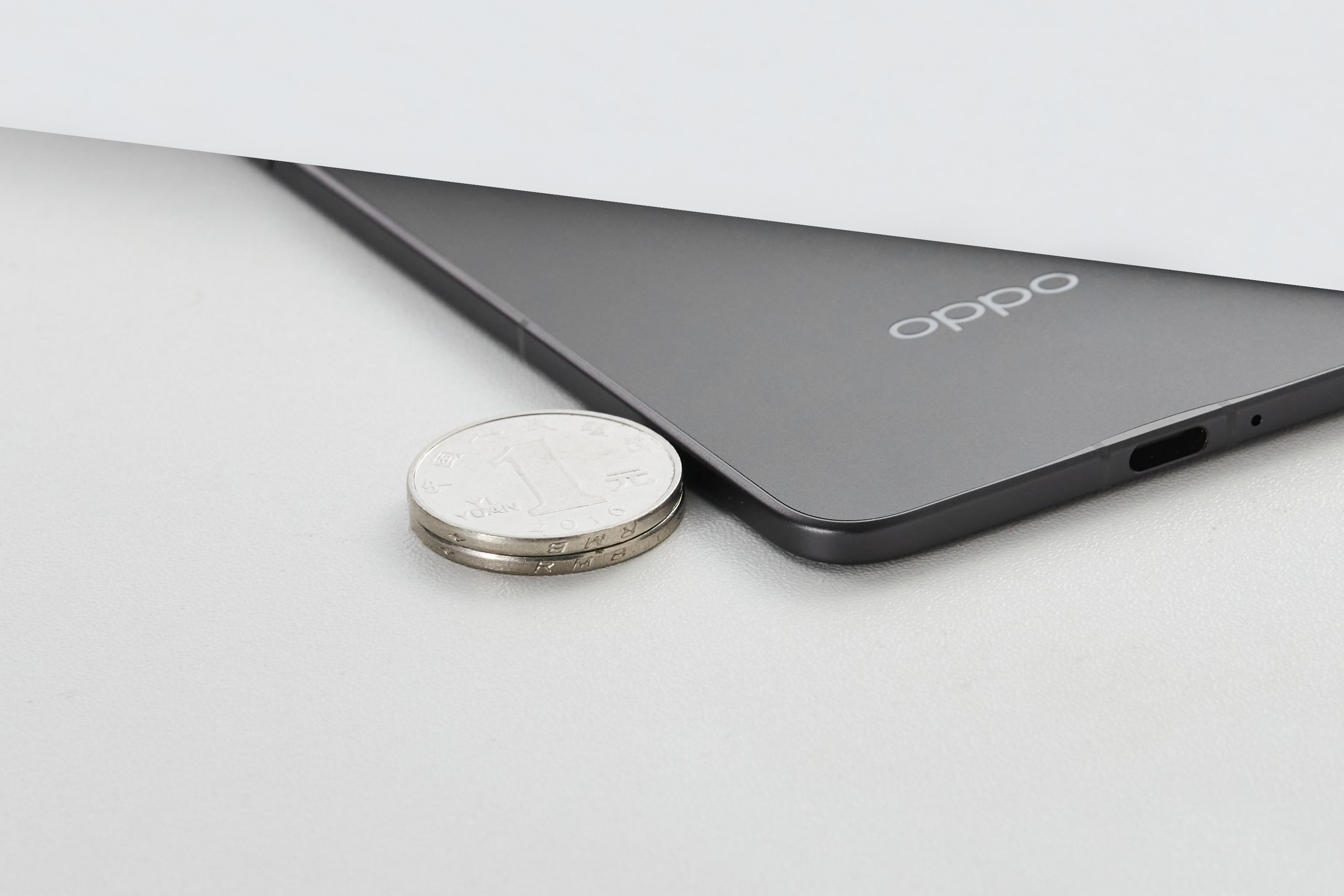 Смартфон Oppo Find N5 в открытом состоянии