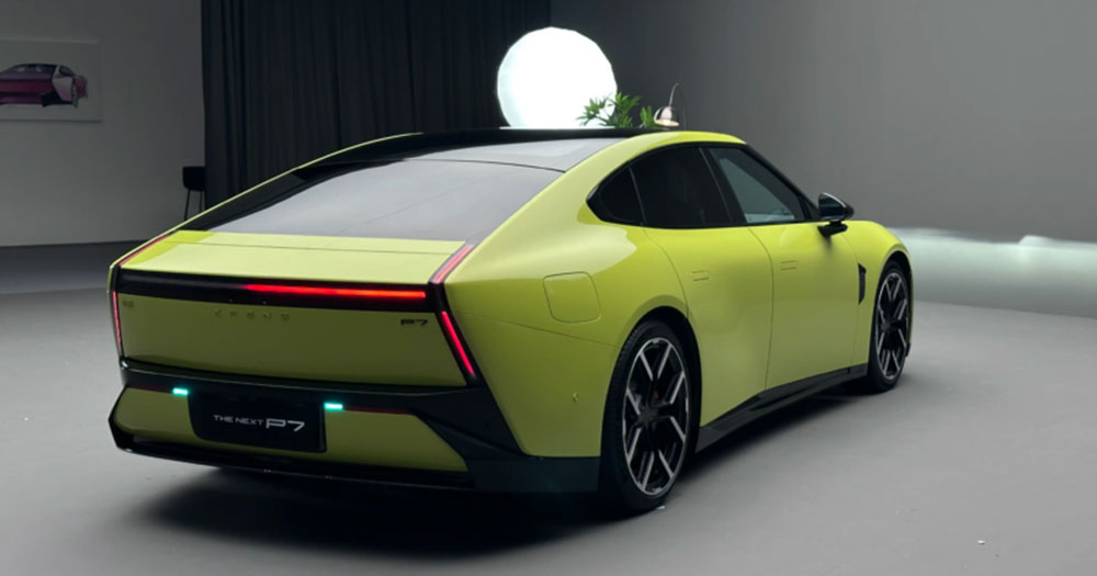 Xpeng P7 на дороге