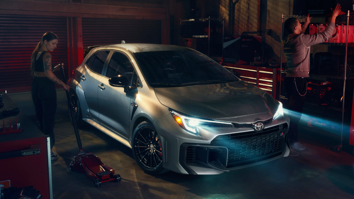 Toyota GR Corolla на тлі виробничого процесу