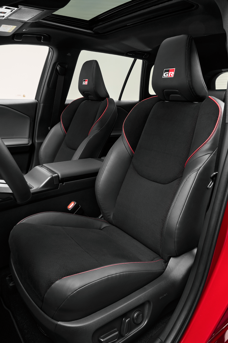 Intérieur du Toyota RAV4 GR Sport avec accents rouges