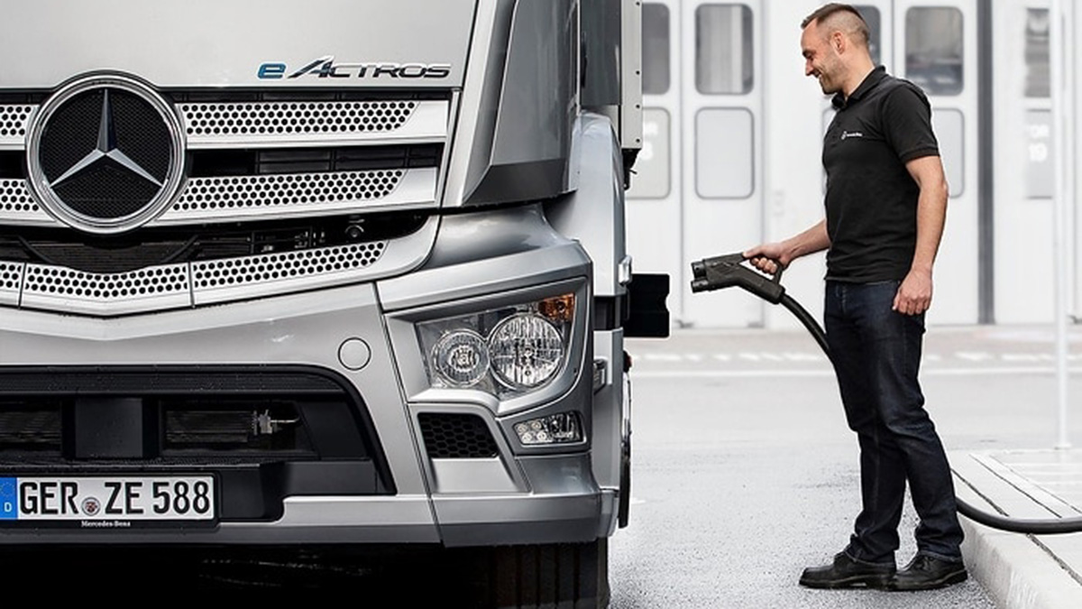 Подключение зарядного устройства к грузовику Mercedes eActros