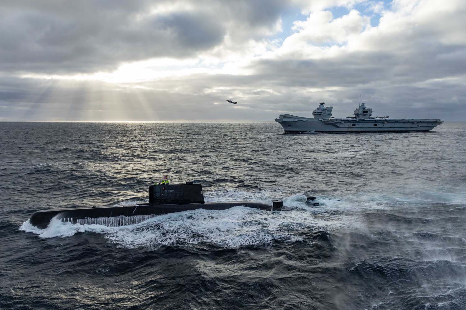 The British aircraft carrier HMS Queen Elizabeth, carrying fifth-generation F-35B Lightning II fighters, has transferred to NATO command for the first time in history