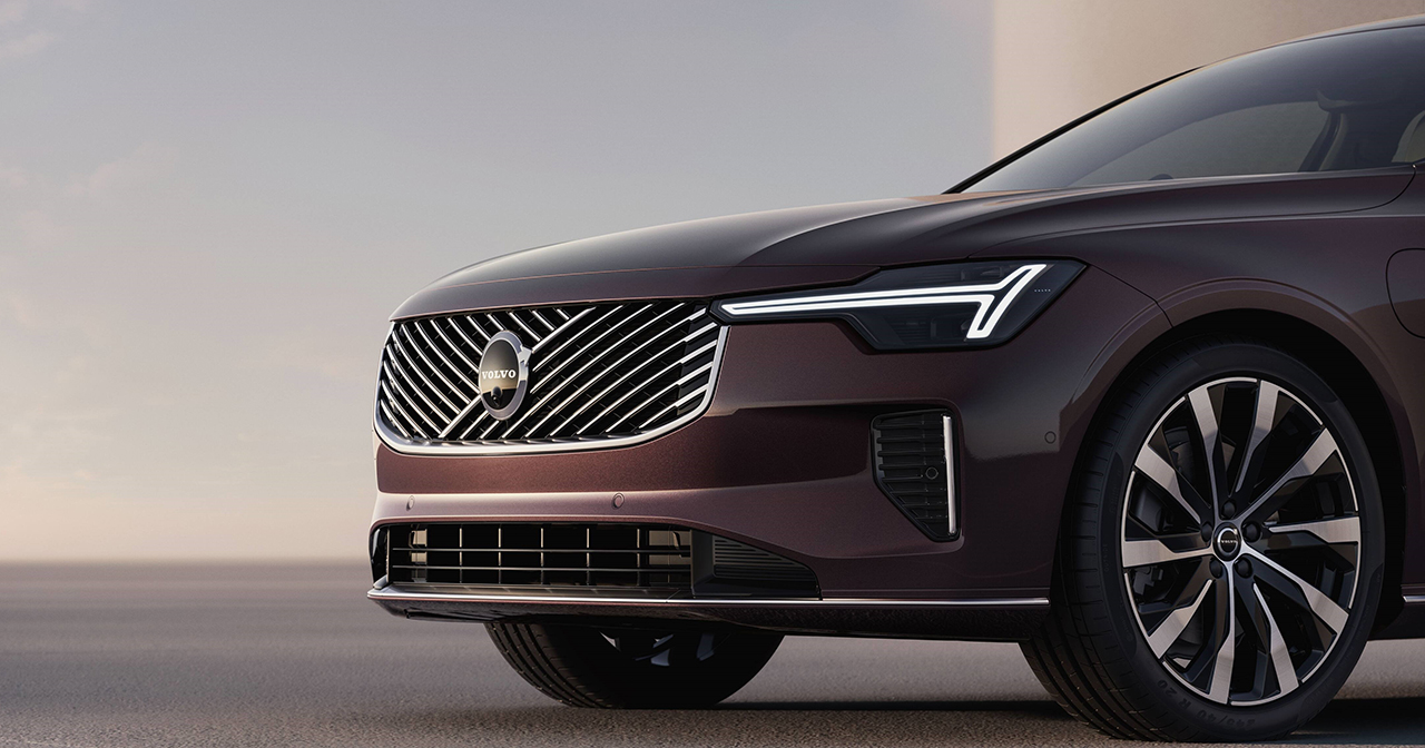 Оновлений Volvo S90 у новому кольорі