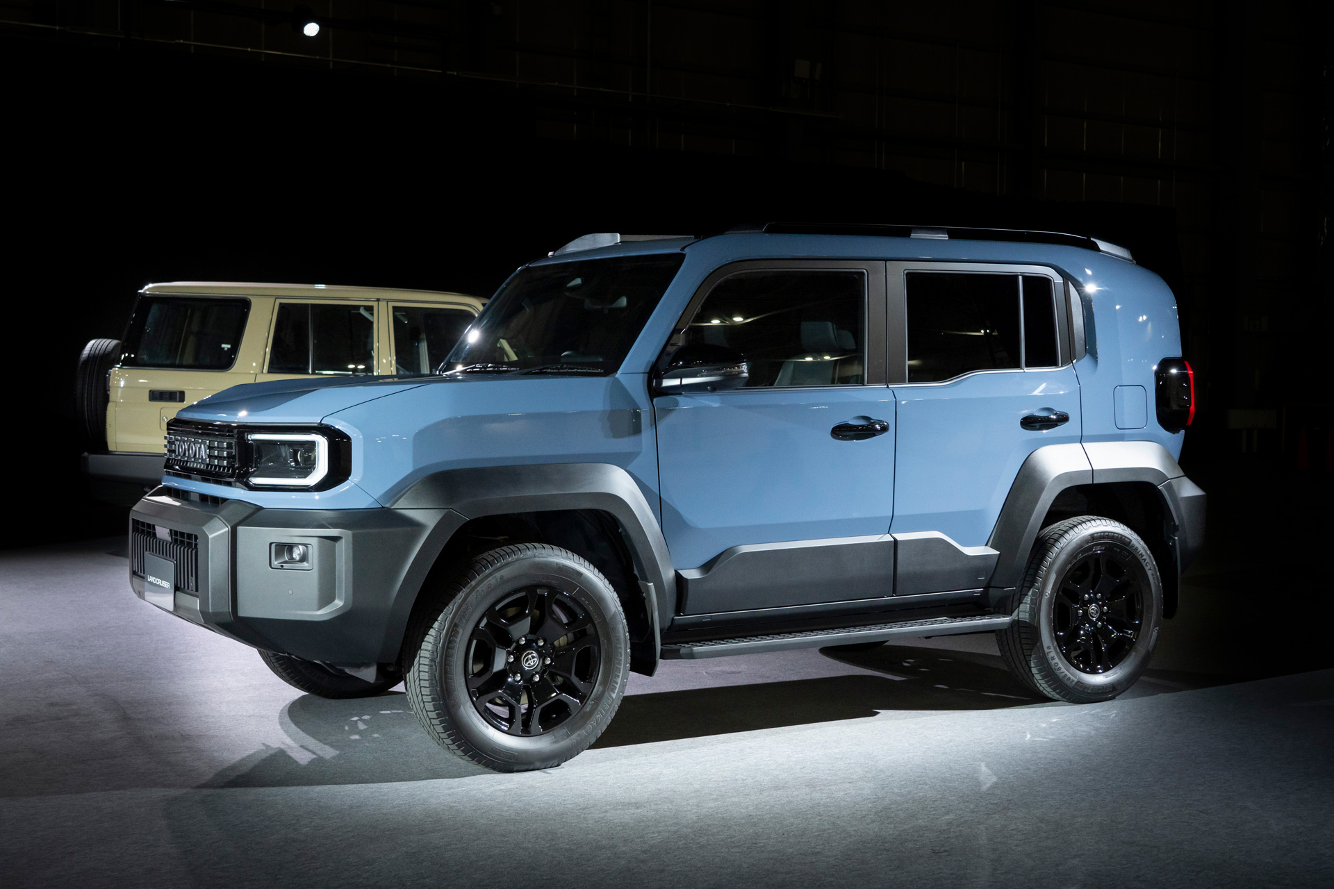 Toyota Land Cruiser FJ - фари круглої форми