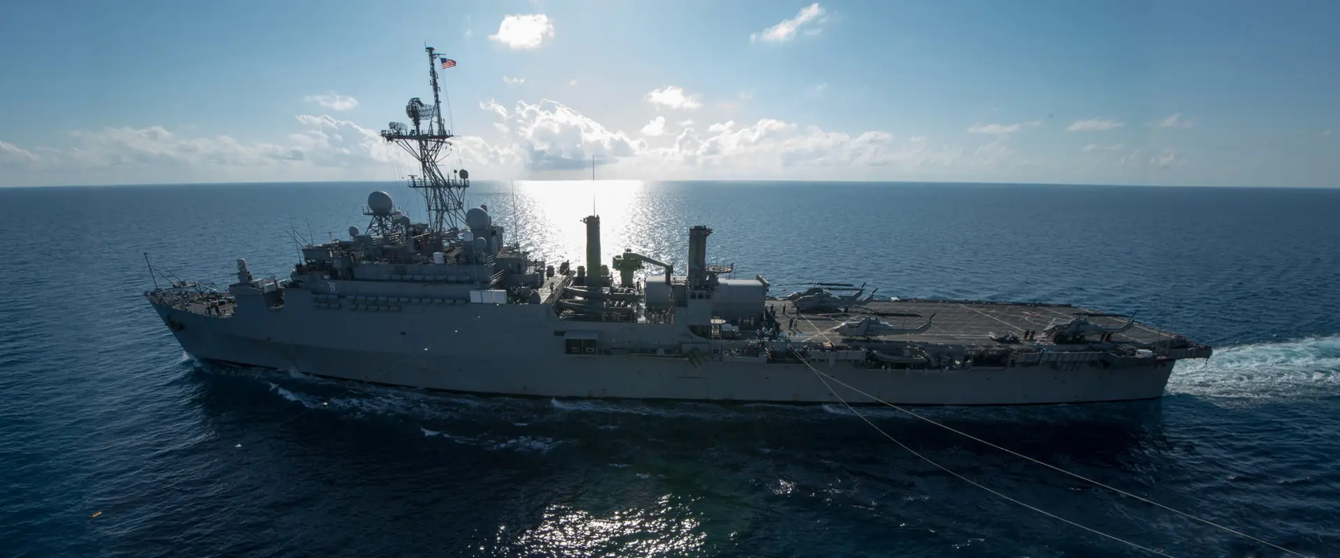 Des chasseurs F/A-18F Super Hornet, des hélicoptères AH-64 Apache, le USS Chaffee et des systèmes de missiles HIMARS coulent le USS Denver lors de l'exercice RIMPAC-2022 (vidéo)