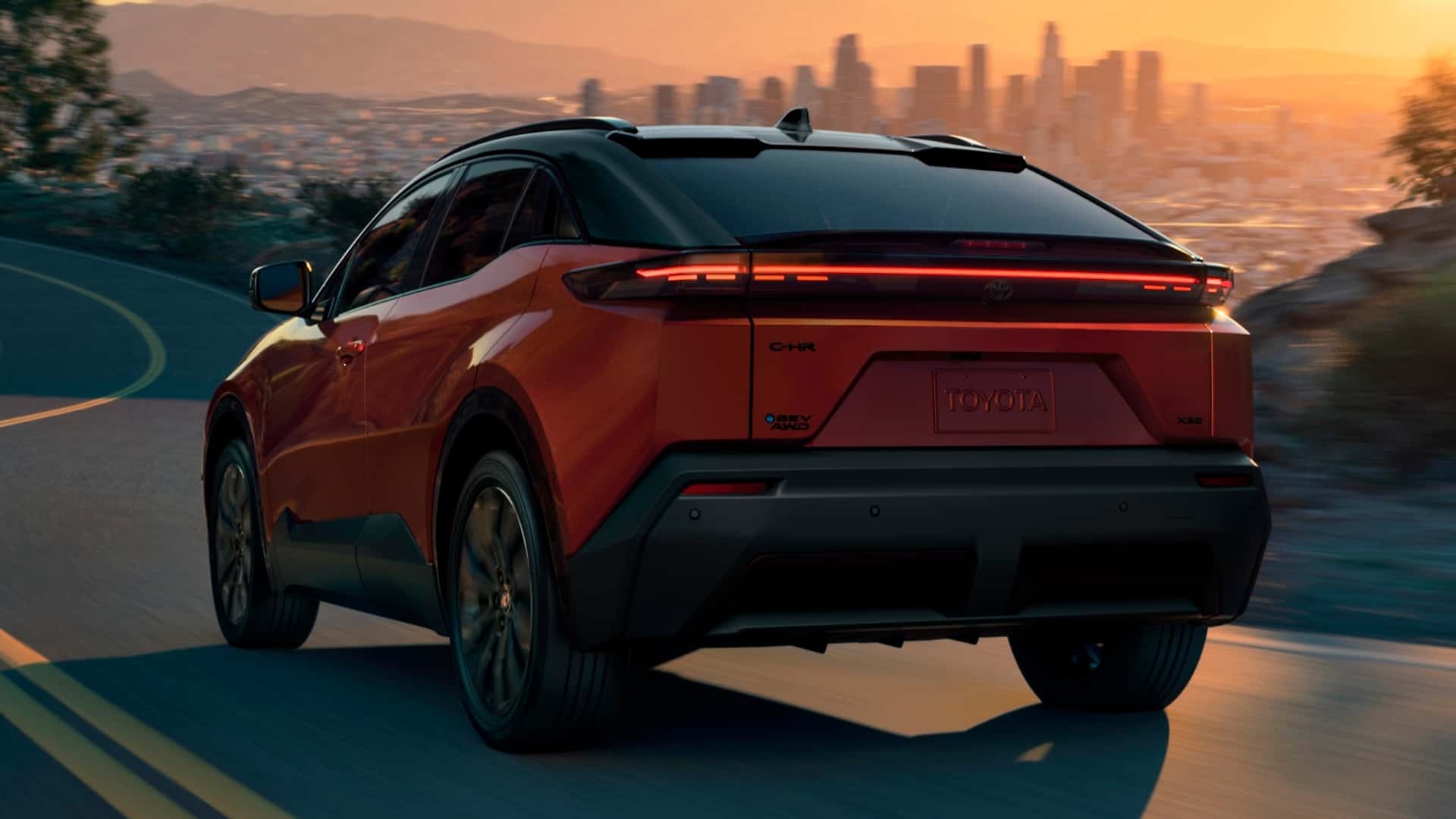 Toyota C-HR EV - задний вид