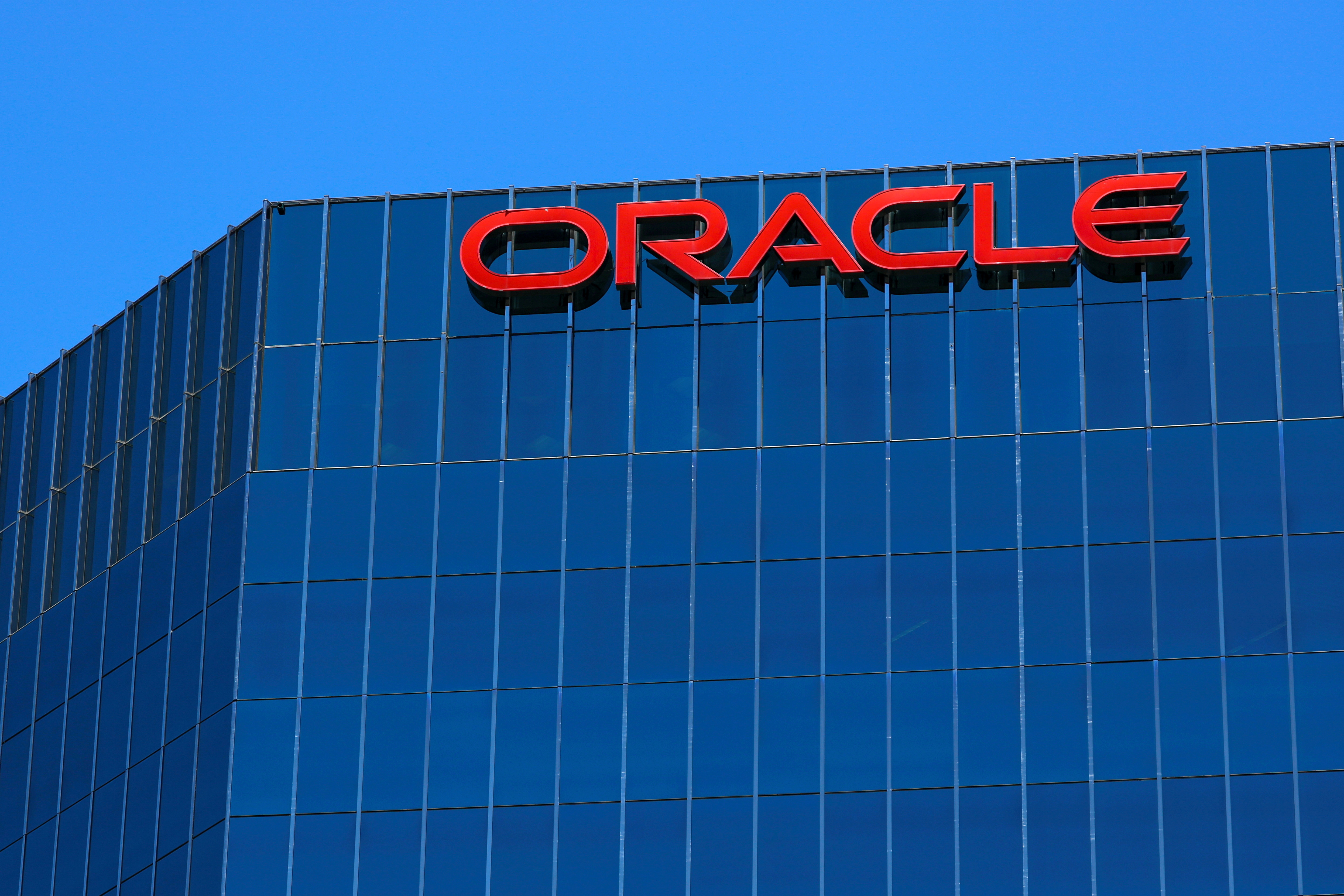 Oracle — американська корпорація, провідний розробник програмного забезпечення та постачальник серверного обладнання для організацій.