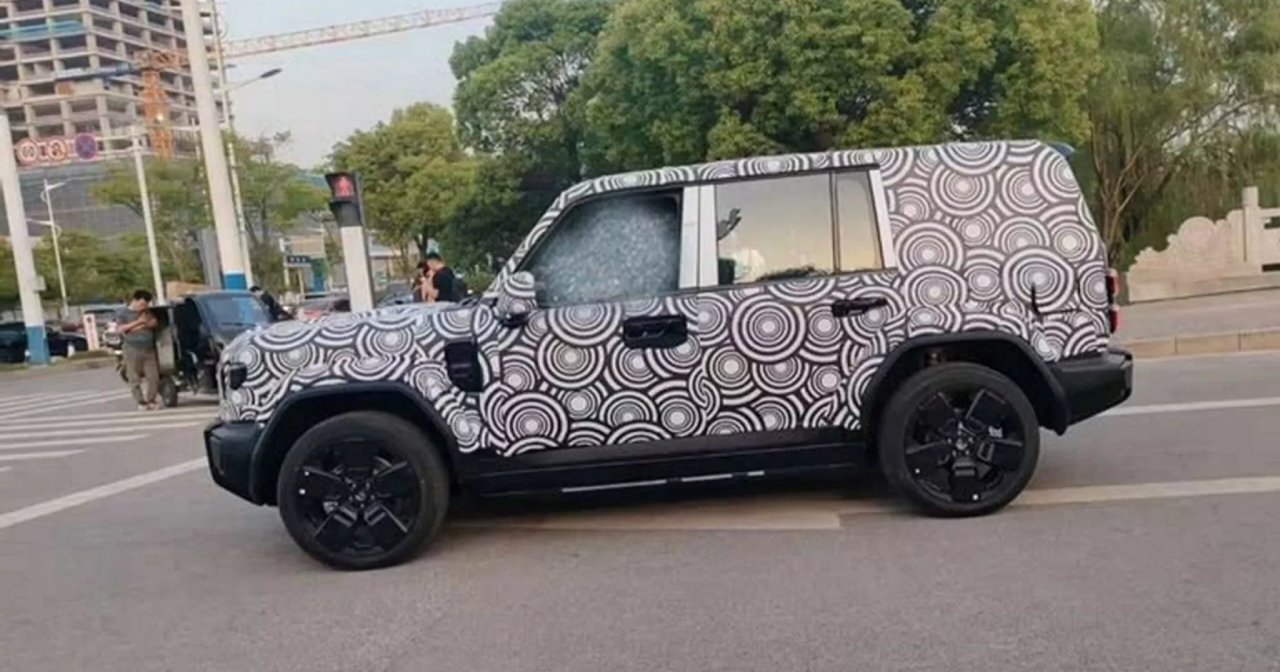Задній вигляд позашляховика iCar