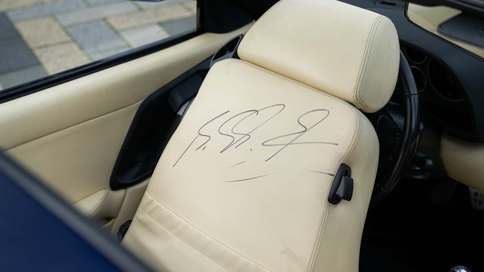 Détails de la Ferrari F355 GTS de Michael Schumacher.