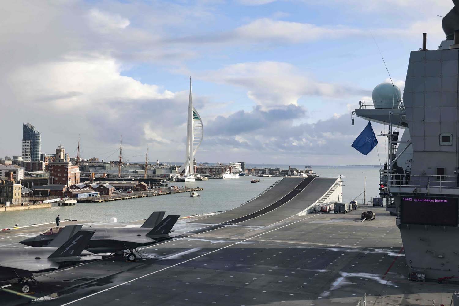 The British aircraft carrier HMS Queen Elizabeth, carrying fifth-generation F-35B Lightning II fighters, has transferred to NATO command for the first time in history-4