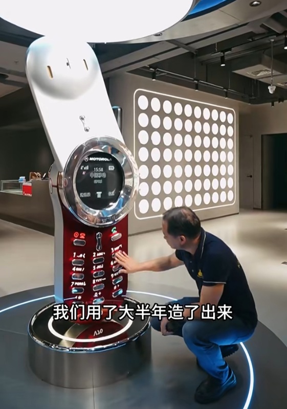 Уникальный двухметровый мобильный телефон Motorola V70