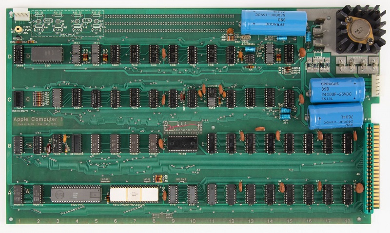 Une copie fonctionnelle de l'Apple-1 aux enchères.