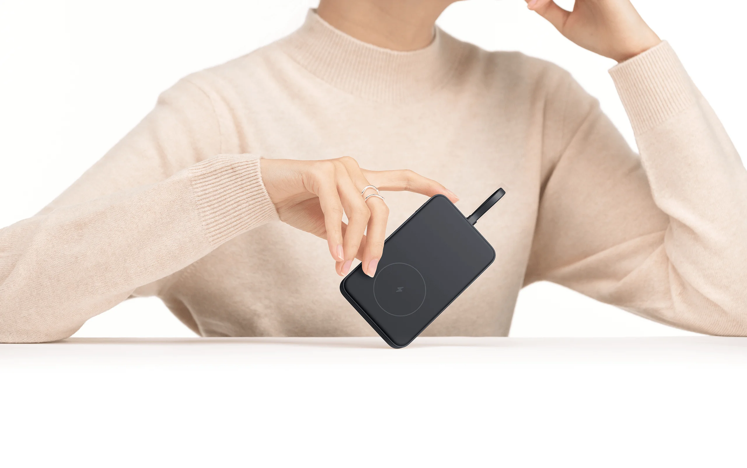 Power Bank 33W with built-in cable