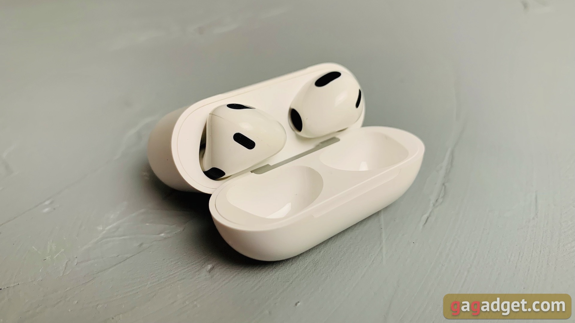 Огляд AirPods 3: пропущена ланка в еволюції навушників Apple-2 Огляд AirPods 3: пропущена ланка в еволюції навушників Apple-2