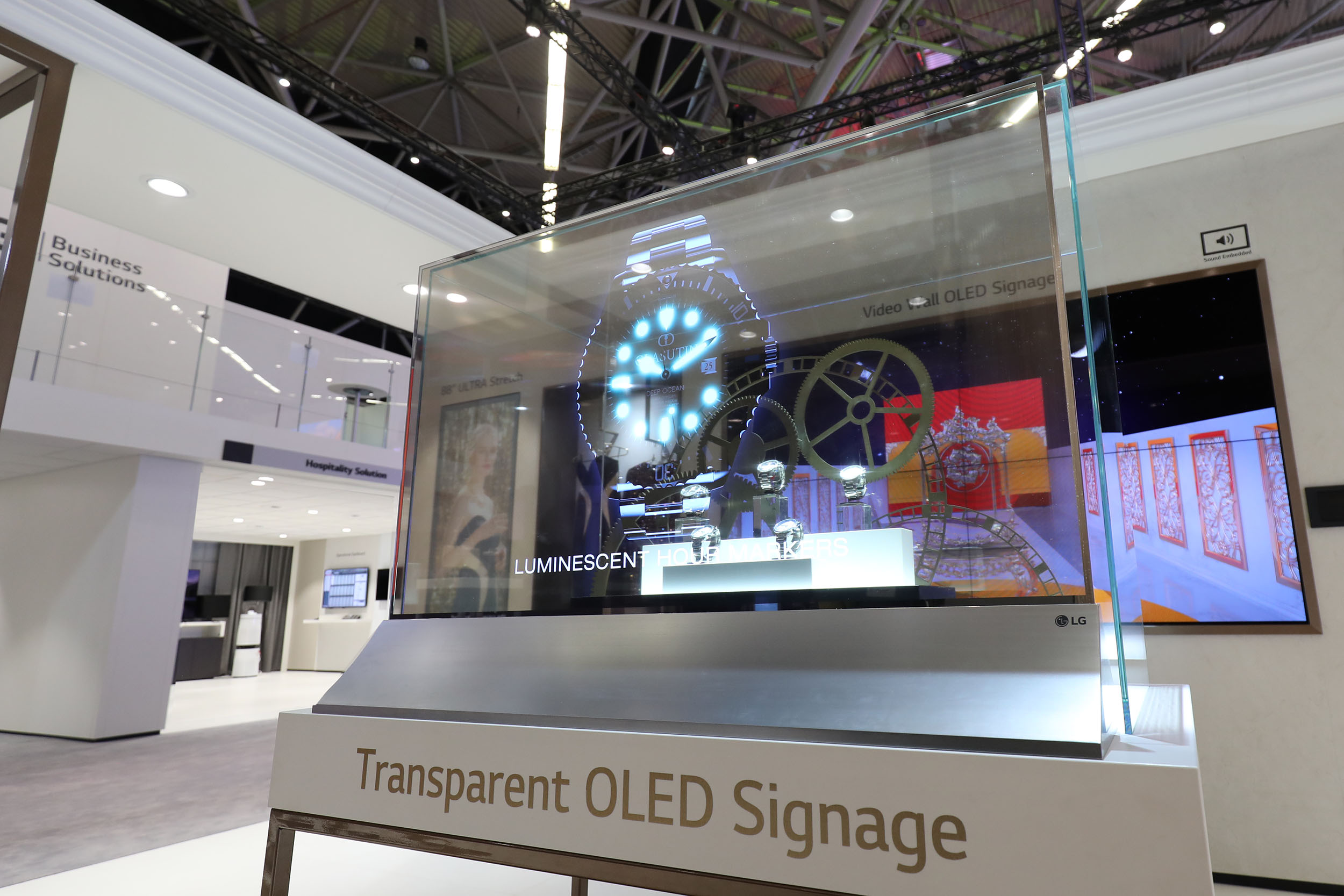 LG_Transparent_OLED_Signage_03.jpg