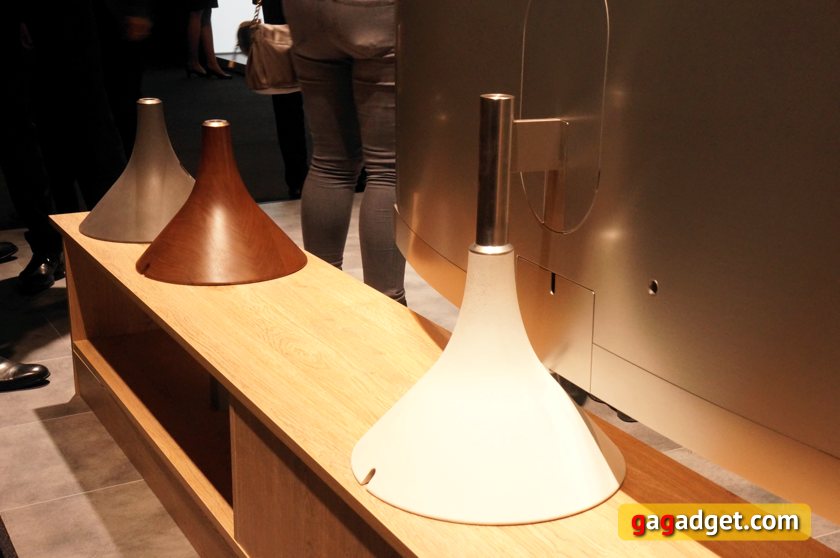 QLED-TV-gravity-stand-01.jpg