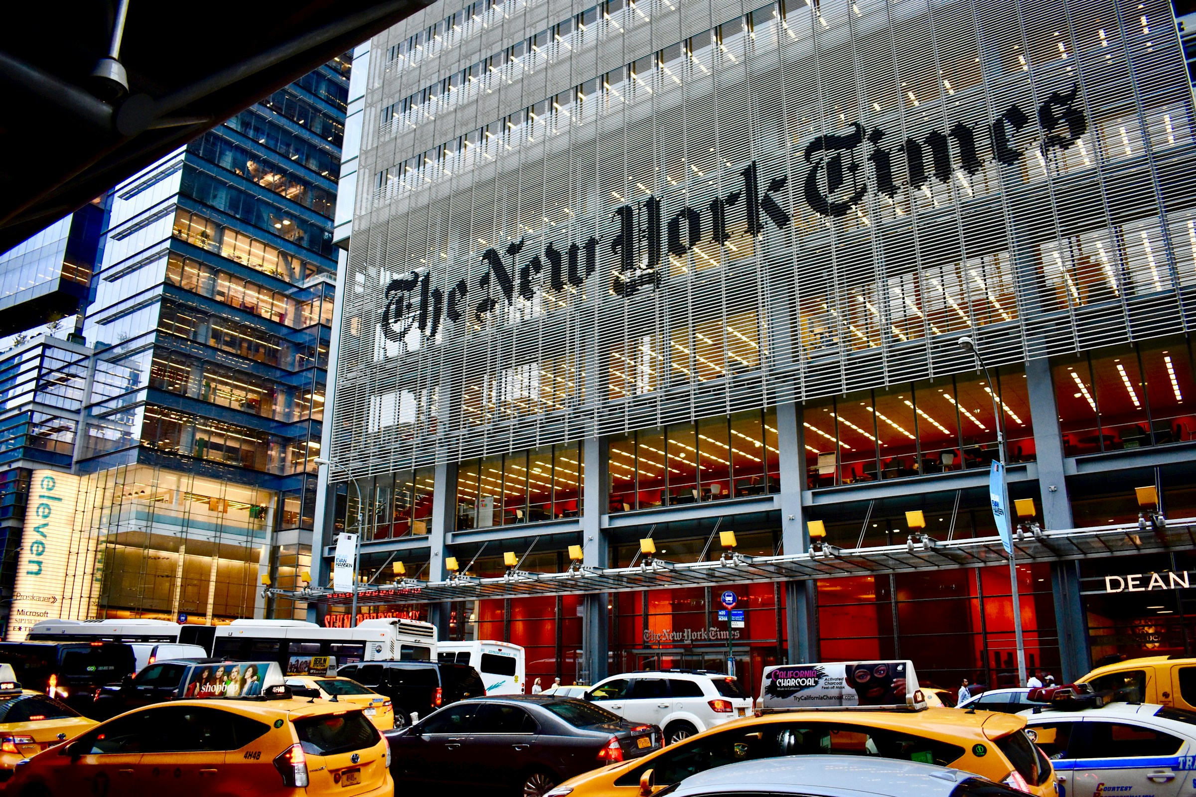 OpenAI a accusé le New York Times d'avoir piégé ChatGPT en reproduisant des articles protégés par le droit d'auteur.