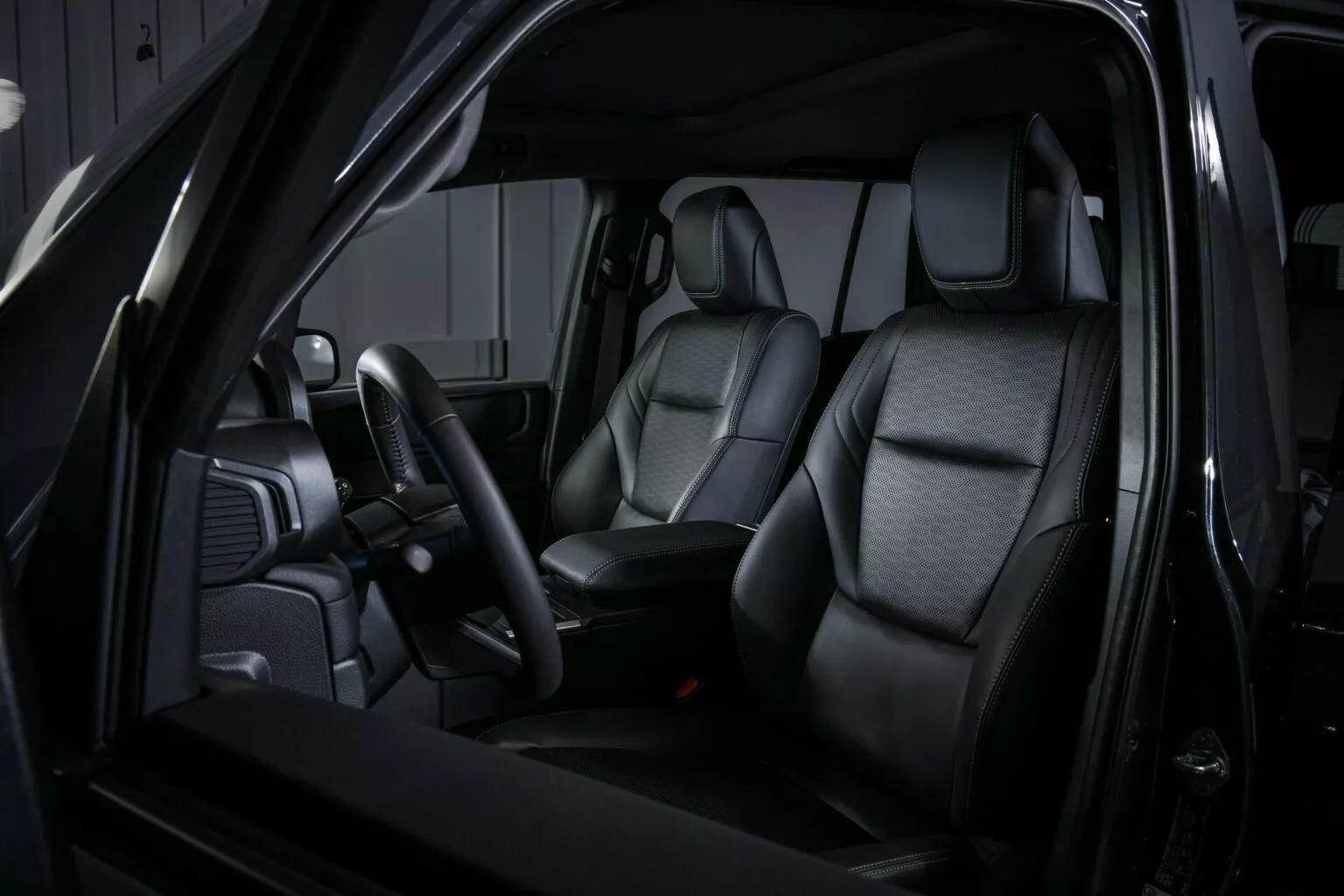 Toyota Land Cruiser 250 AT37 в профиль