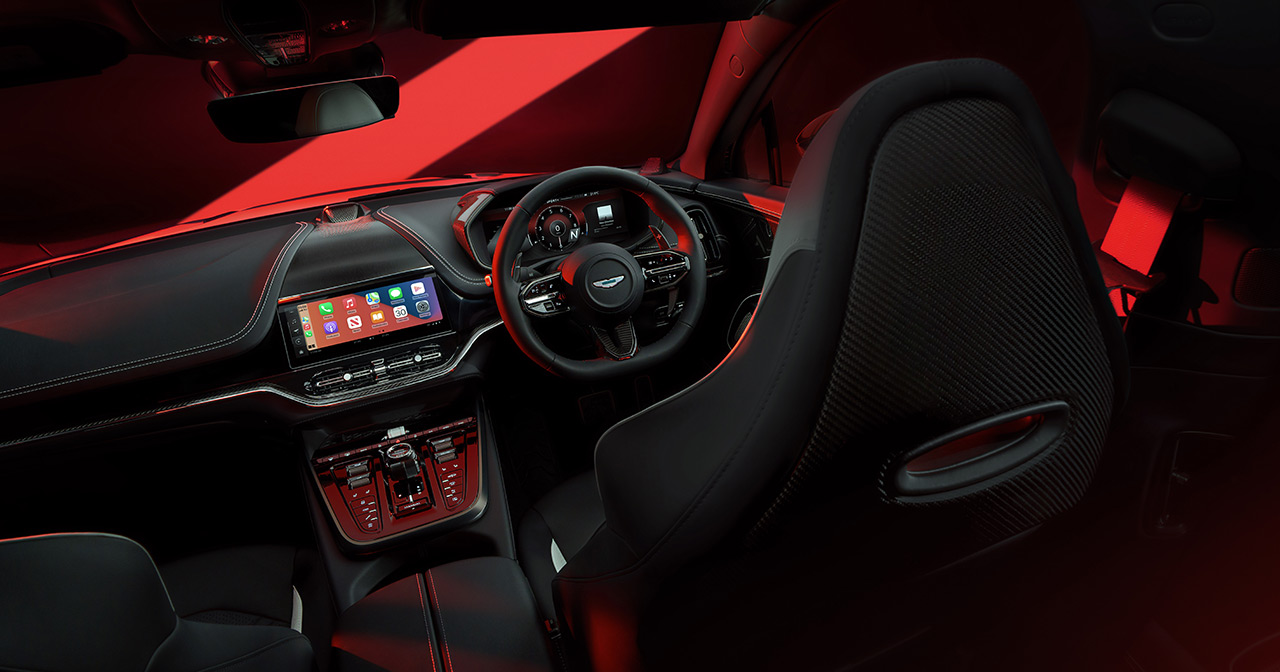 Aston Martin DBX S - на дорозі