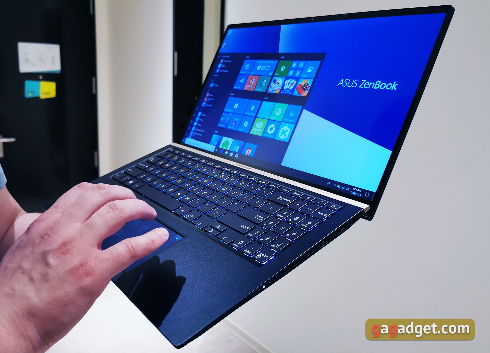 ASUS на Computex 2019: електретні геймерскі навушники, 240 Гц портативний монітор та інші круті штуки