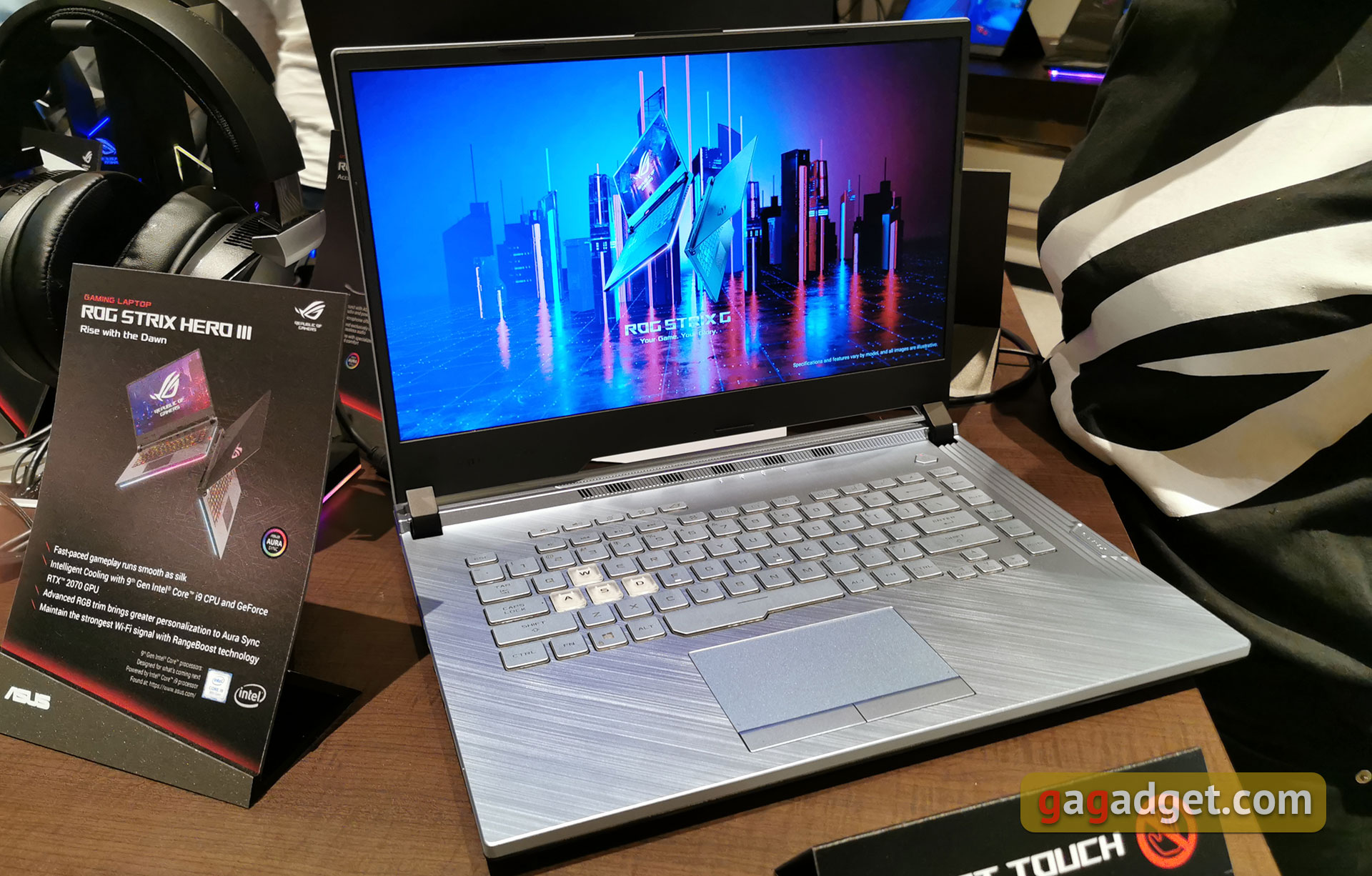ASUS на Computex 2019: електретні геймерскі навушники, 240 Гц портативний монітор та інші круті штуки-15