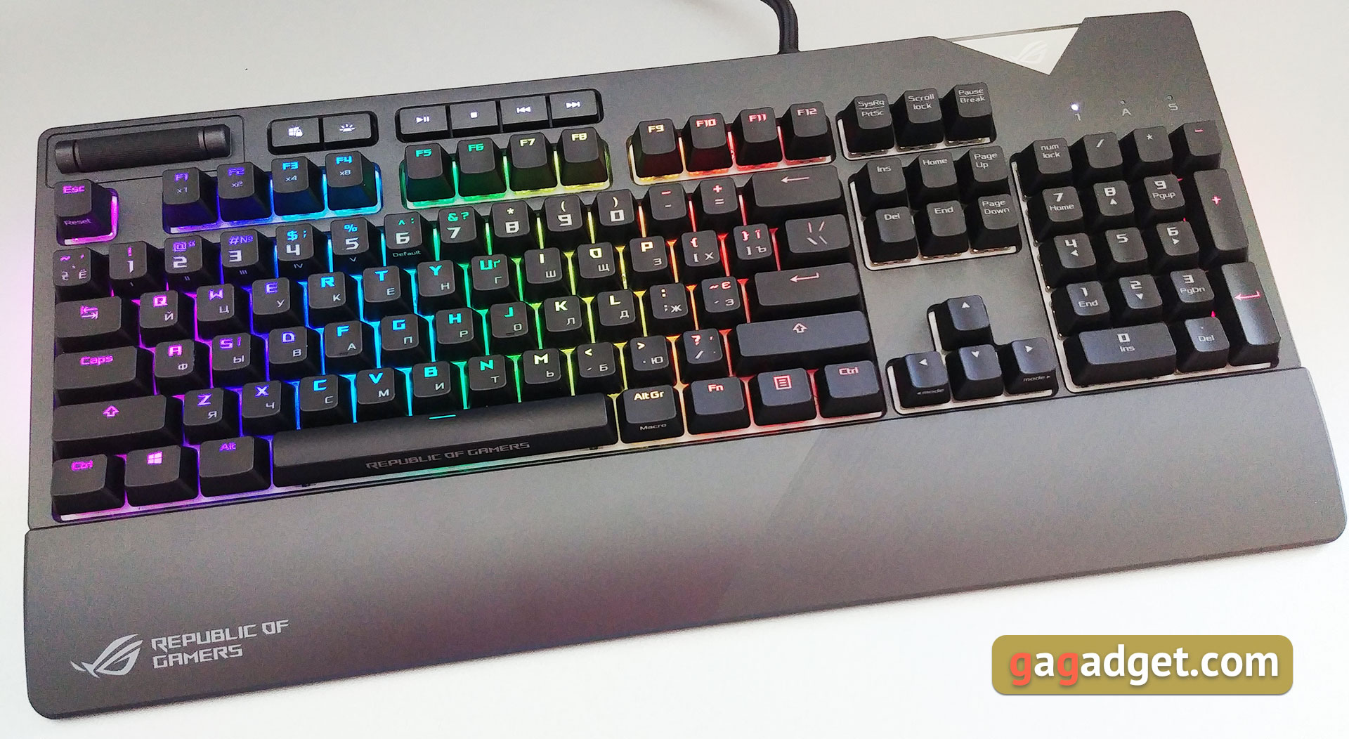 asus-rog-strix-flare-01.jpg
