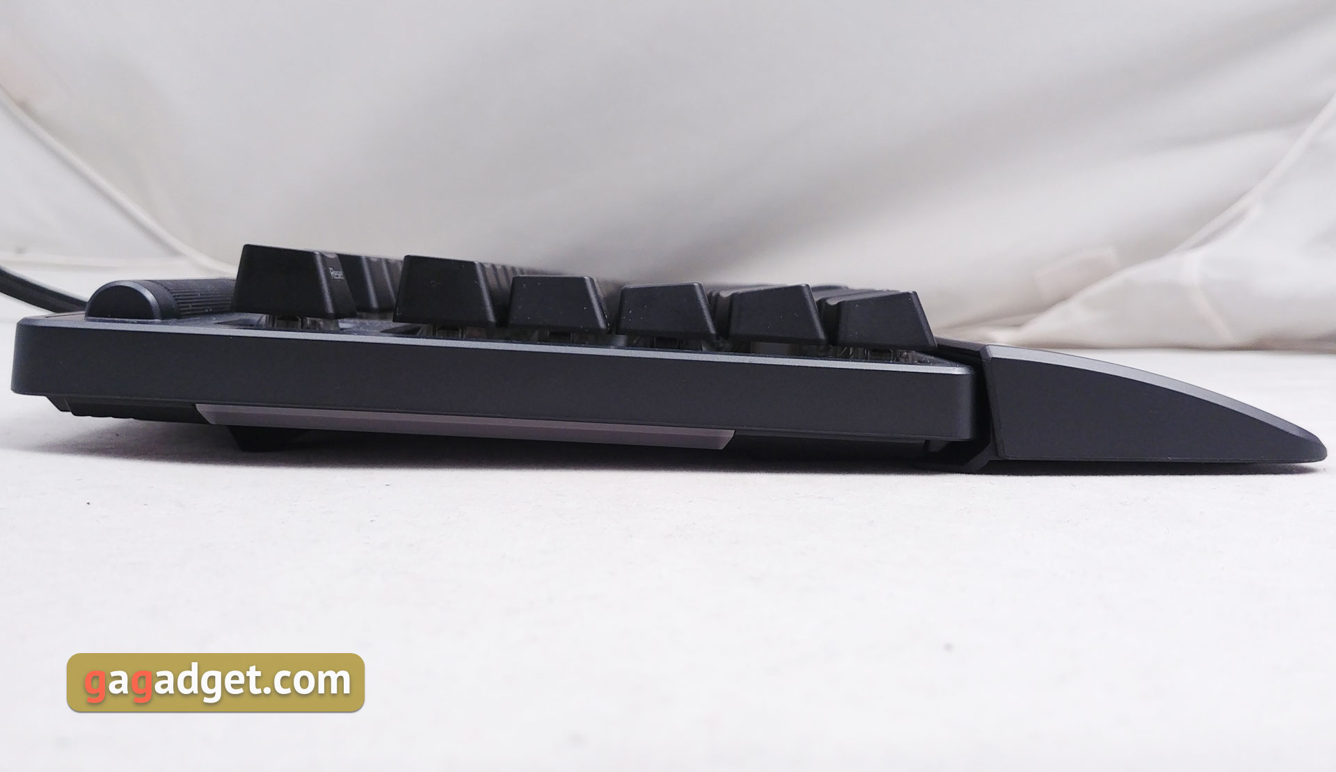 asus-rog-strix-flare-17.jpg