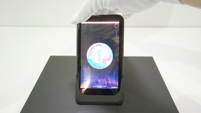 AUO показала смартфон с управлением приложениями с помощью изгиба корпуса