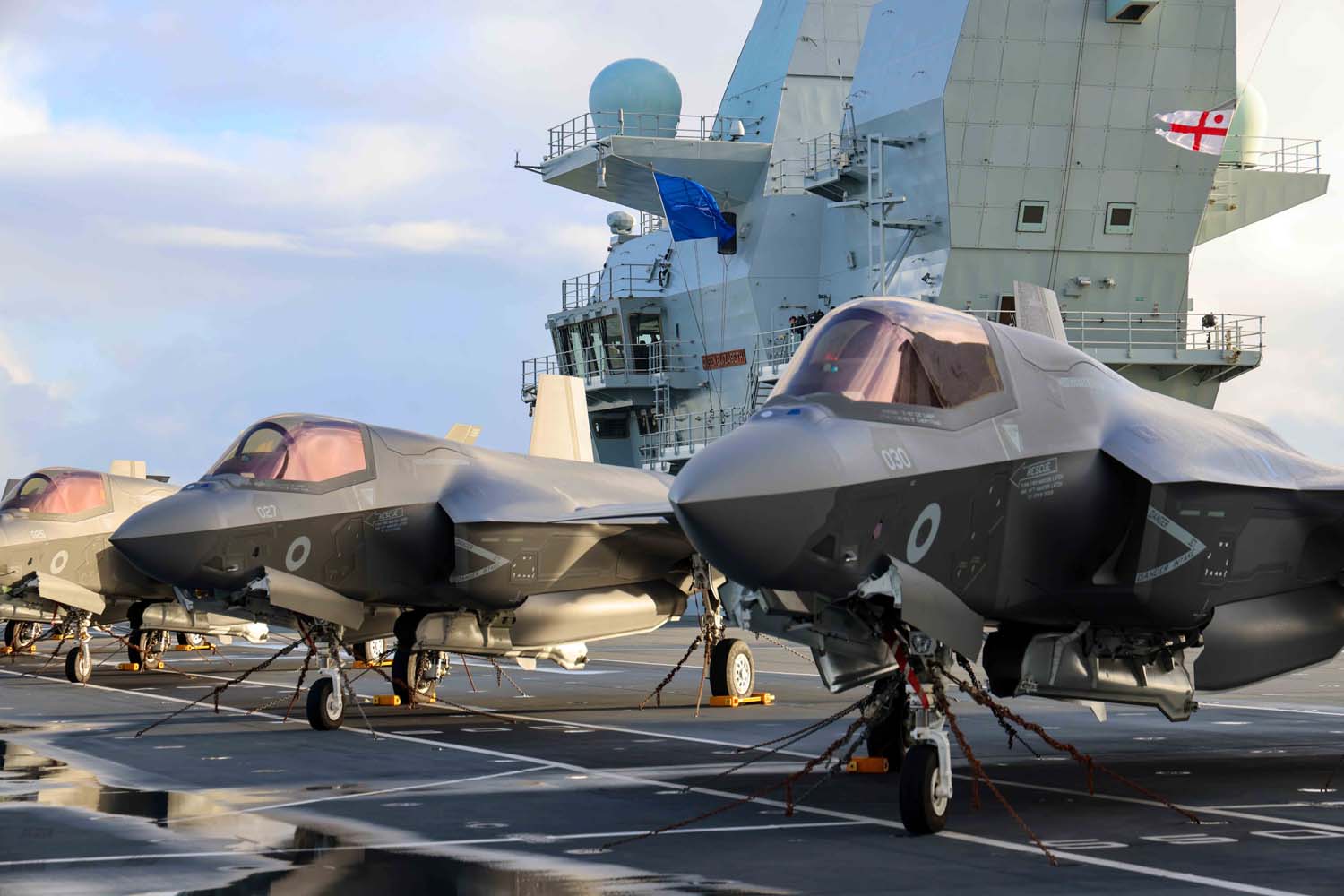 The British aircraft carrier HMS Queen Elizabeth, carrying fifth-generation F-35B Lightning II fighters, has transferred to NATO command for the first time in history-9