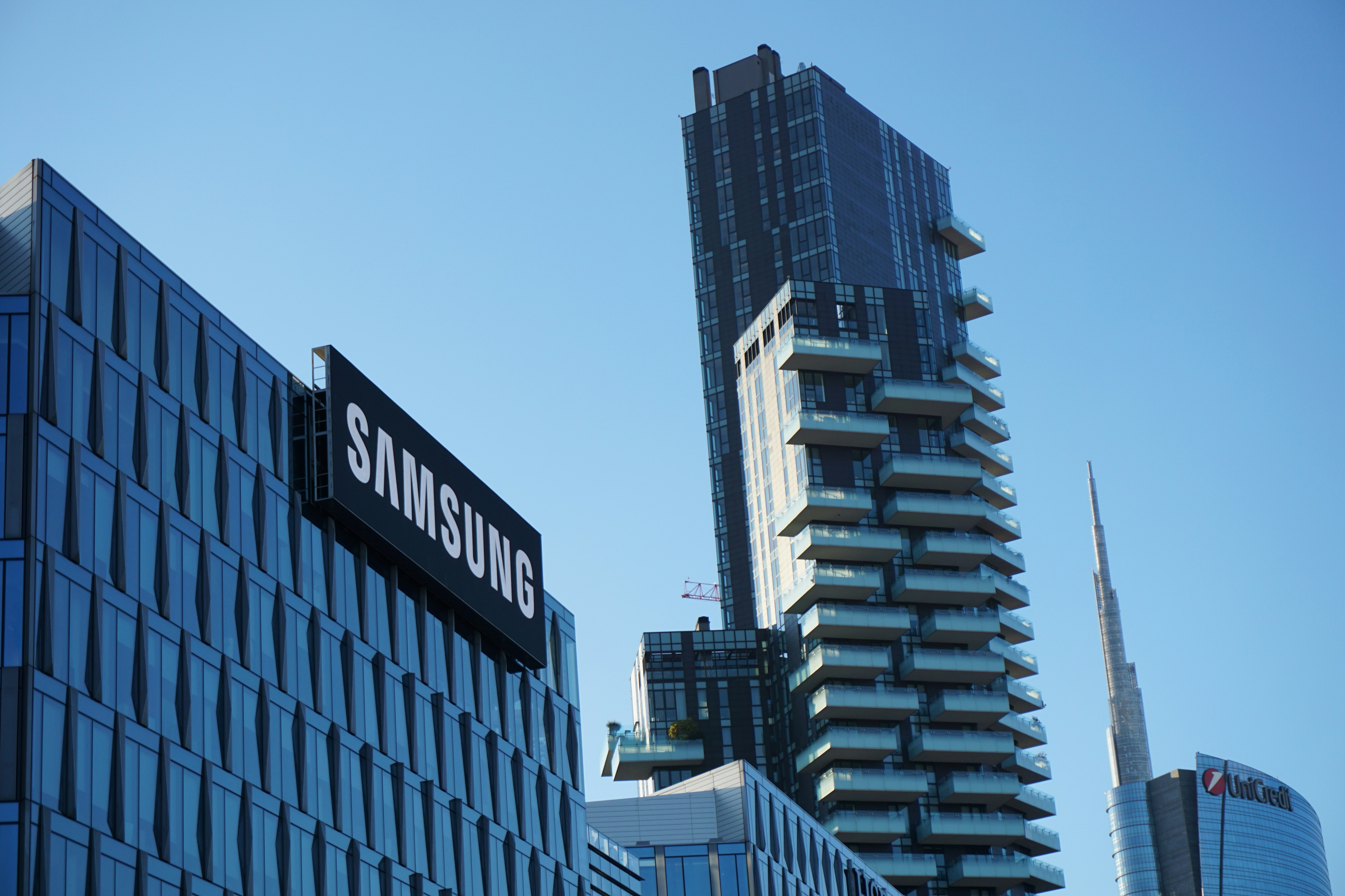 Samsung unveils new AI memory chip with currently record capacity
