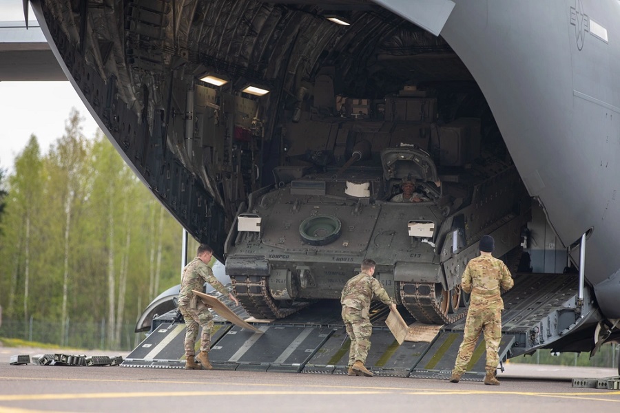 Выгрузка Bradley в Эстонии. Иллюстрация: Армия США